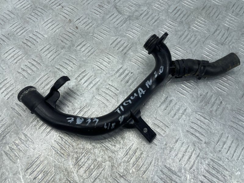Патрубок системи охолодження 06121065F Volkswagen Tiguan