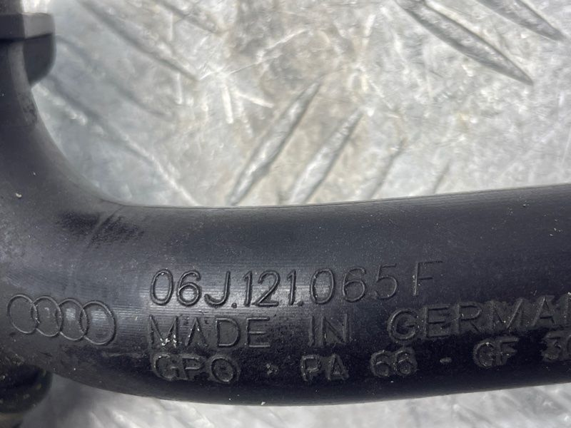 Патрубок системи охолодження 06121065F Volkswagen Tiguan