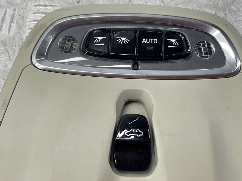 Плафон освещения салона Volvo XC90