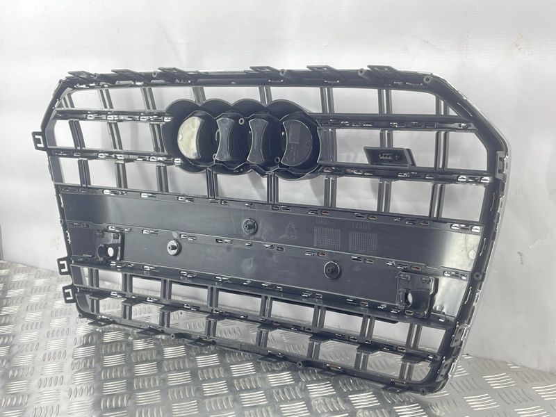 Решітка радіатора 4G0853651BK Audi S6