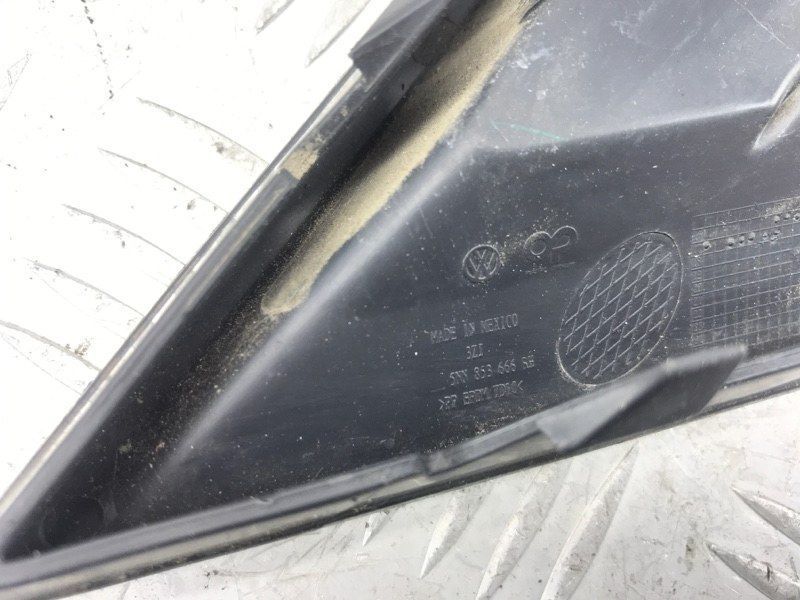 Решітка переднього бампера середня 5NN8536669B9 Volkswagen Tiguan