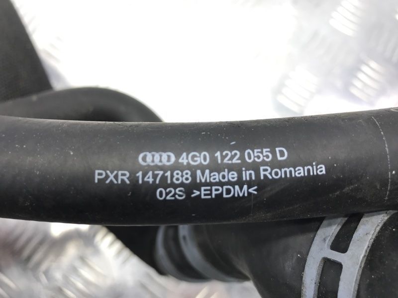 Патрубок системы охлаждения 4G0122055D Audi A6