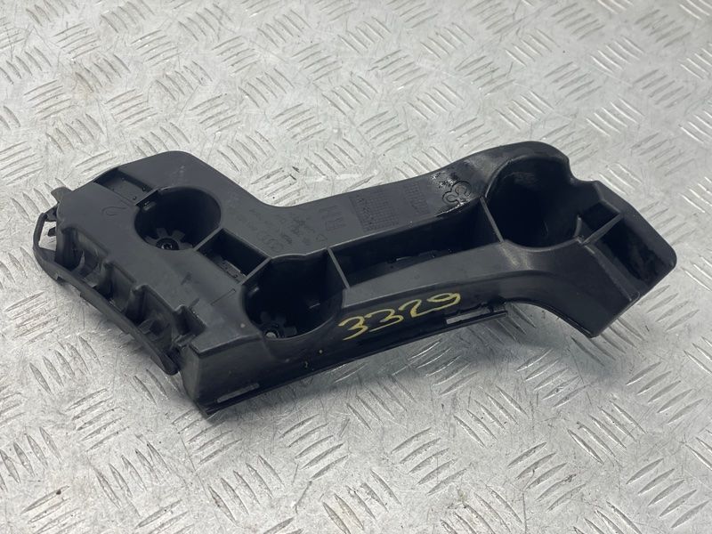 Направляюча заднього бампера 4K5807394 Audi A8