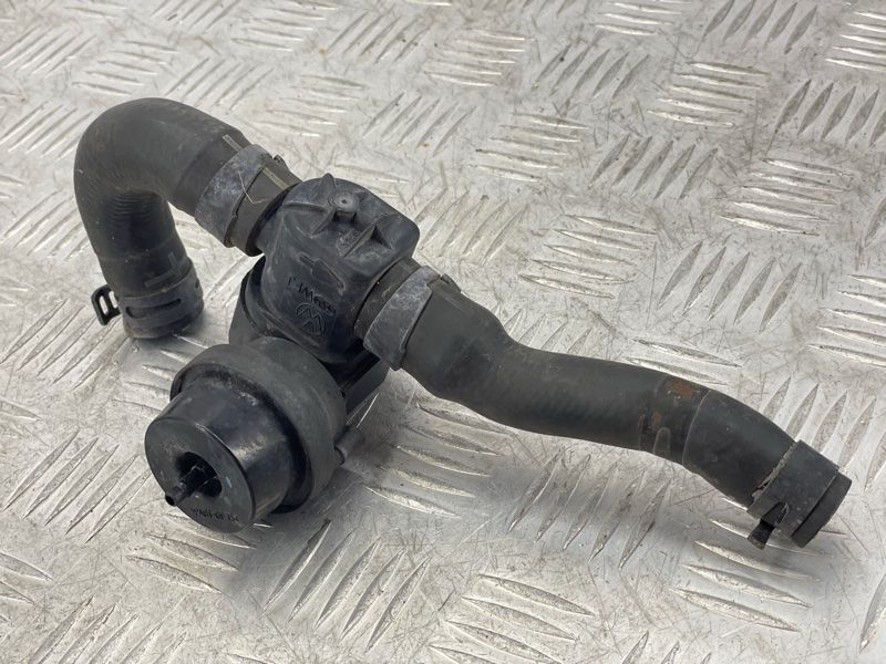 Шланг ОР з клапаном 7P0122049B Volkswagen Touareg