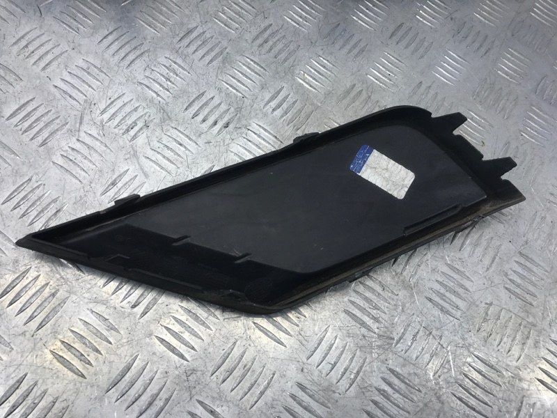 Решітка переднього бампера середня 5NN8536669B9 Volkswagen Tiguan