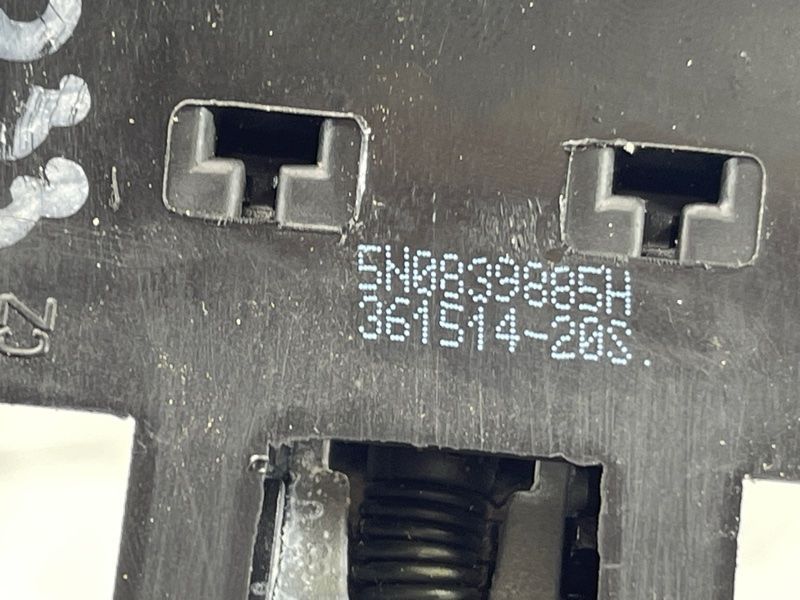 Кронштейн ручки 5N0839885H Volkswagen Tiguan