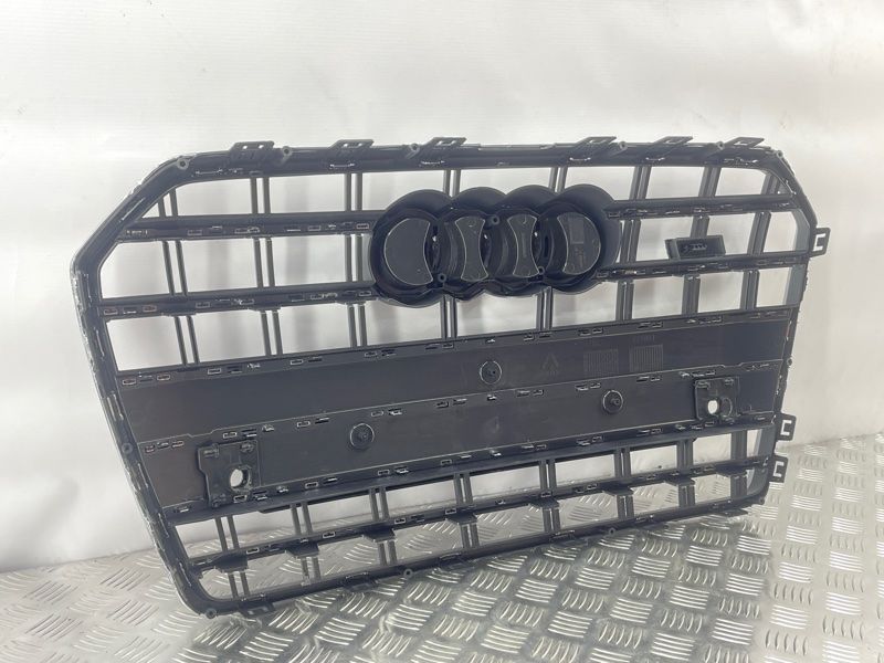 Решітка радіатора 4G0853651BK Audi S6