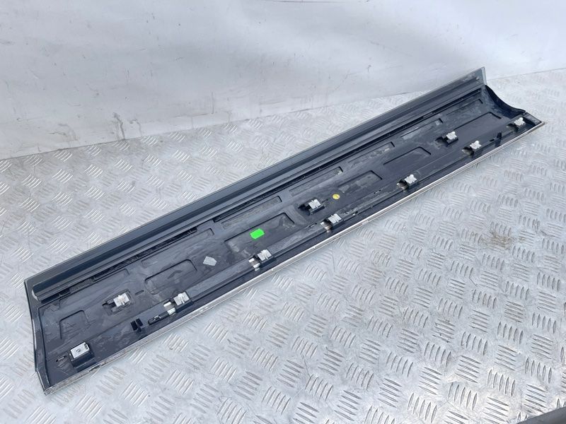 Накладка двери 7P6854939M Volkswagen Touareg
