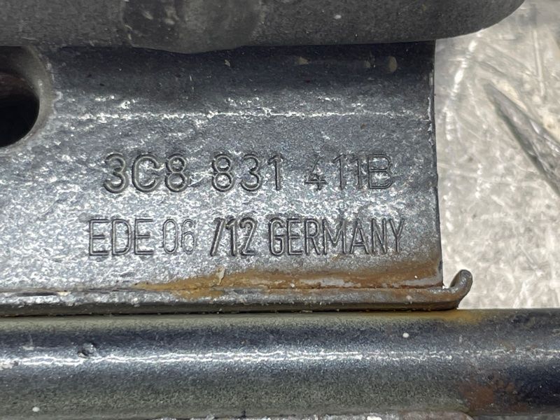 Петля дверей нижня 3C8831411B Volkswagen CC