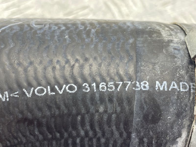 Патрубок інтеркулера 31657738 Volvo XC60
