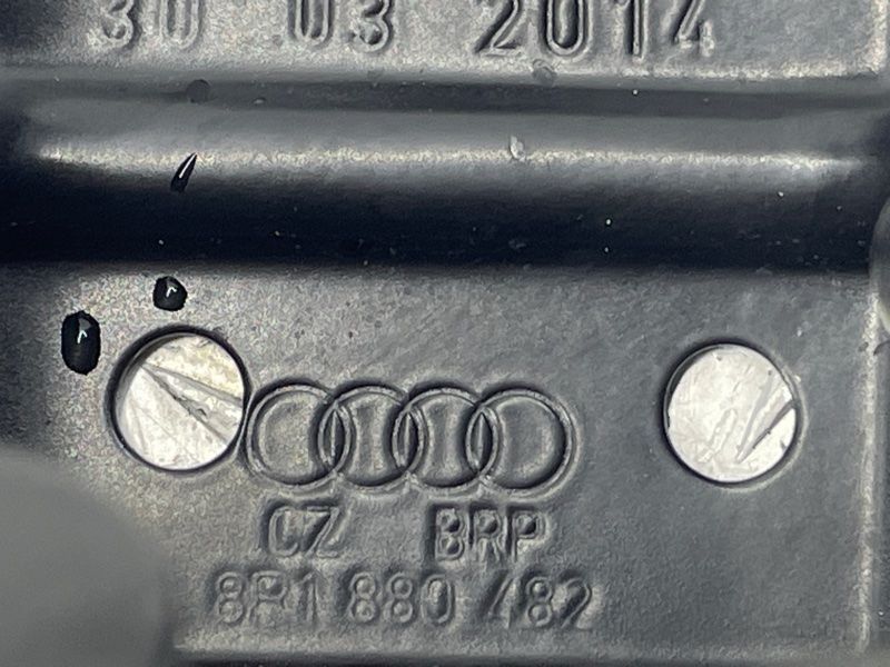 Кронштейн 8R1880482 Audi Q5