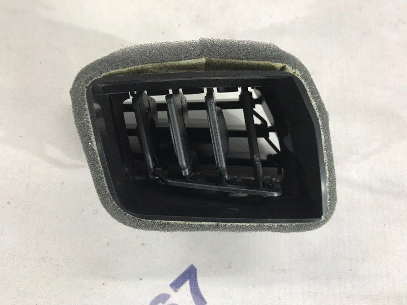 Дефлектор повітропроводу 17B819703 Volkswagen Jetta