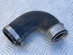 Патрубок интеркулера 7P0145708A Volkswagen Touareg
