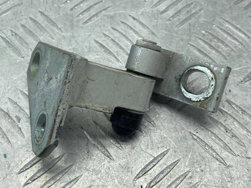 Петля дверей верхня 3C0831402D Volkswagen CC