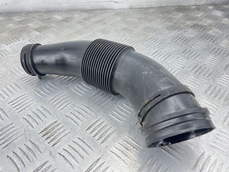 Патрубок повітряний 7P0129627B Volkswagen Touareg