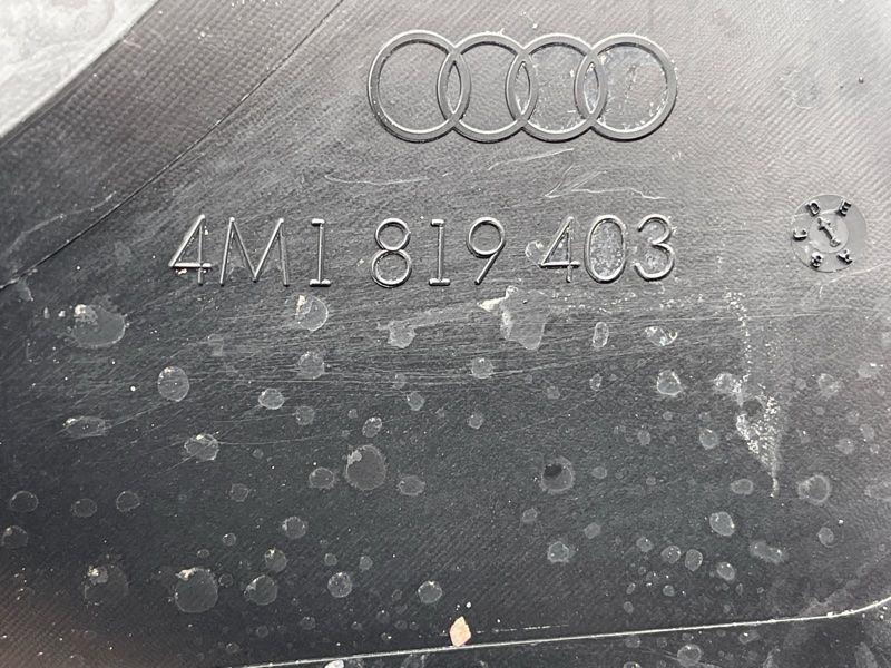 Водовідвідний щиток Audi Q7