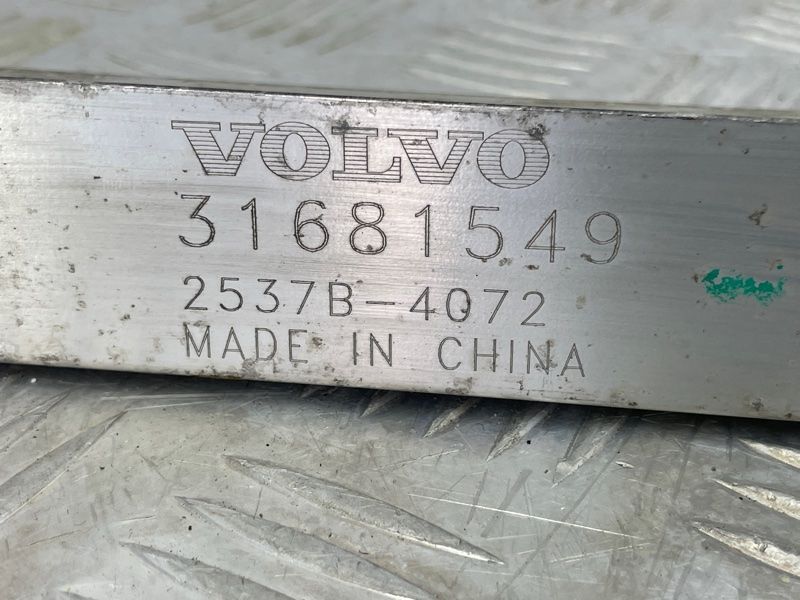 Підсилювач переднього бампера 31681549 Polestar 2