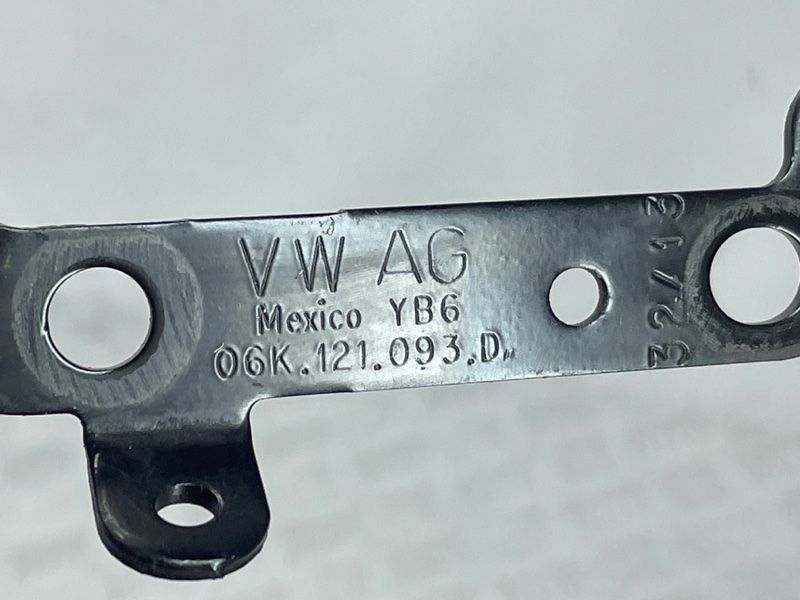 Кронштейн дополнительного насоса ОЖ 06K121093D Volkswagen Passat