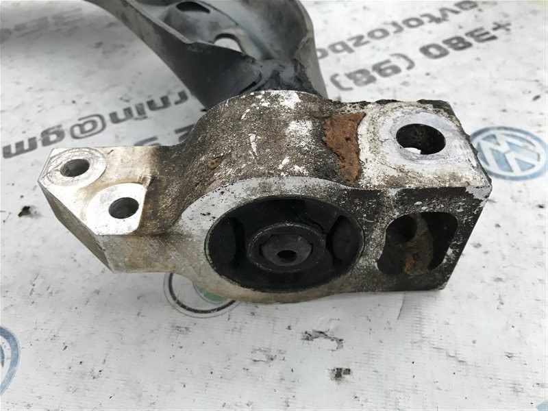 Важіль передньої підвіски поперечний нижній 5N0407152 Volkswagen CC