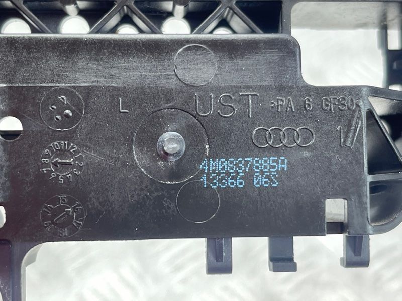 Кронштейн ручки 4M0837885A Audi Q7