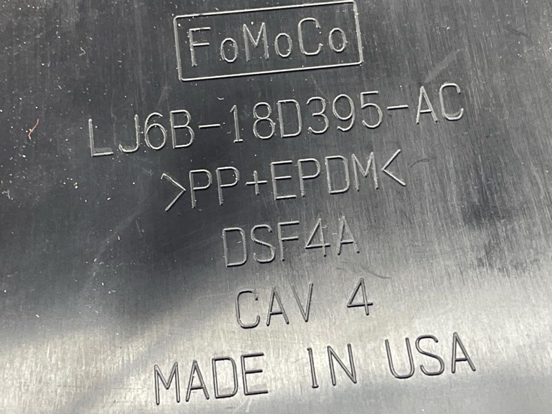 Воздухозаборник LJ6B18D395AC Ford Escape