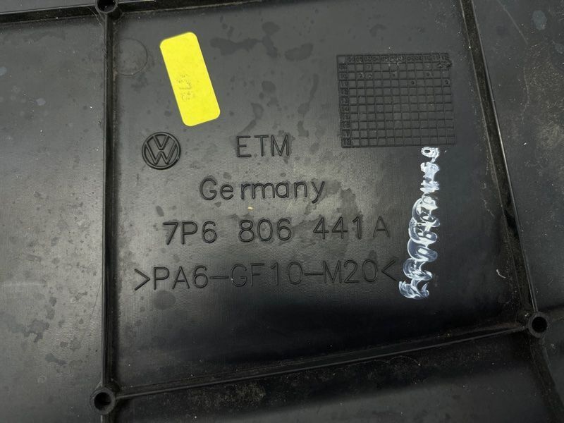 Накладка радіатора 7P6806441A Volkswagen Touareg