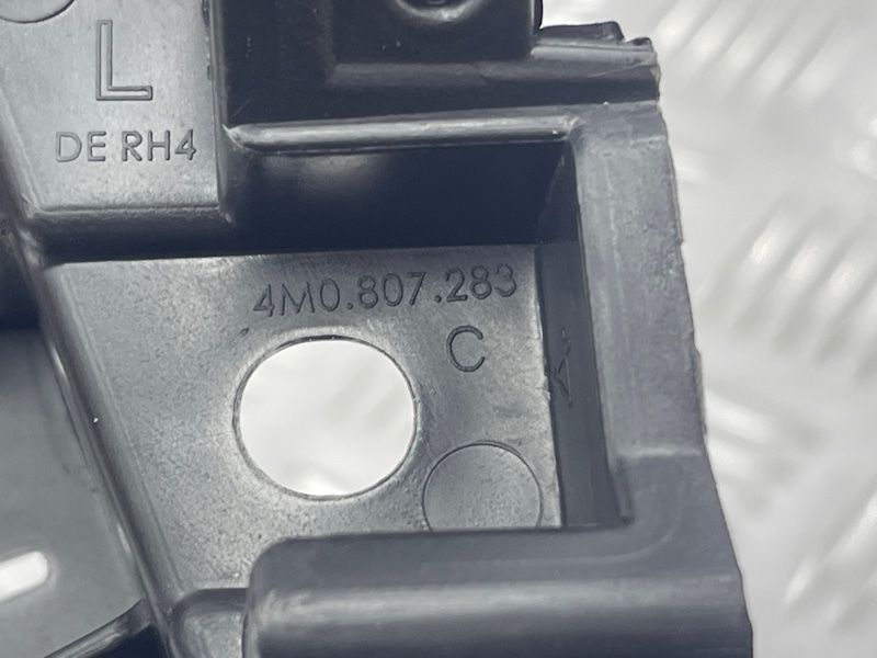 Направляющая переднего бампера 4M0807283C Audi Q7