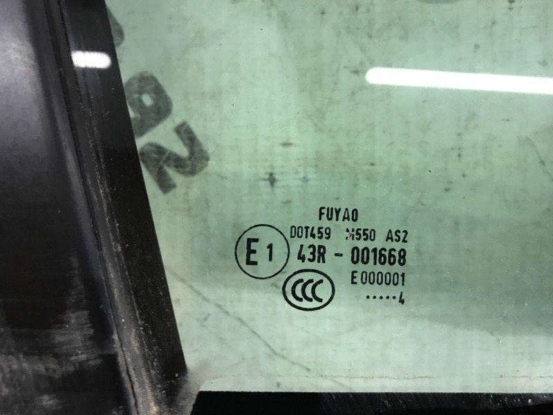Стекло боковое заднее 43R001668 Volkswagen Touareg