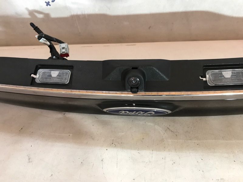 Накладка / молдинг кришки багажника KT4Z5843401A Ford Edge