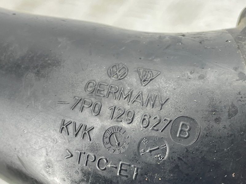 Патрубок повітряний 7P0129627B Volkswagen Touareg