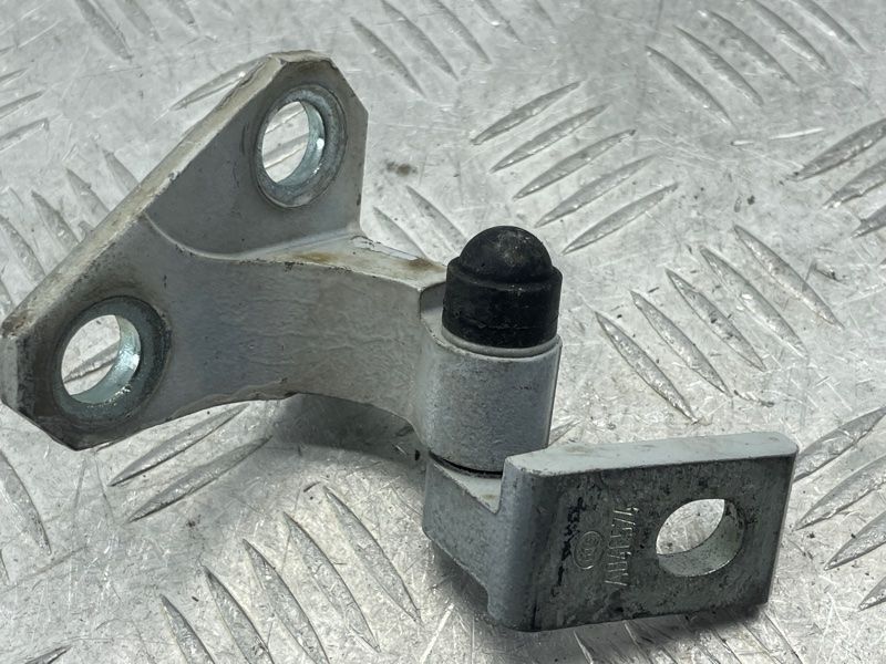 Петля дверей верхня 3C0831402D Volkswagen CC