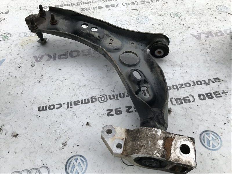 Важіль передньої підвіски поперечний нижній 5N0407152 Volkswagen CC