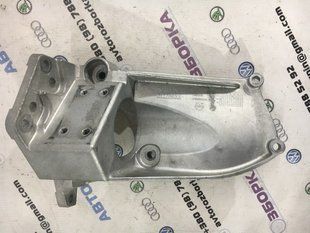 Опора / кронштейн двигуна 31370633 Volvo XC60