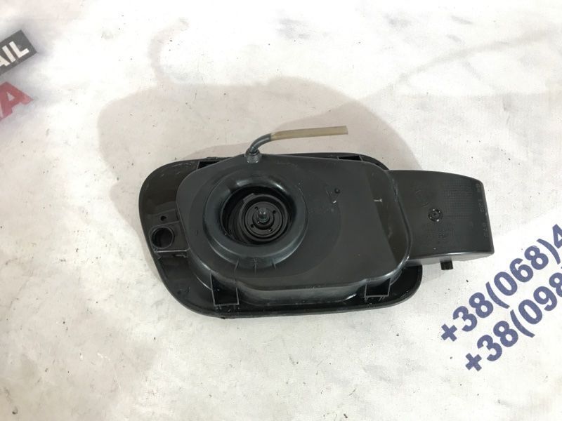 Корпус лючка крышки топливного бака в зборе 7P6809857A Volkswagen Touareg