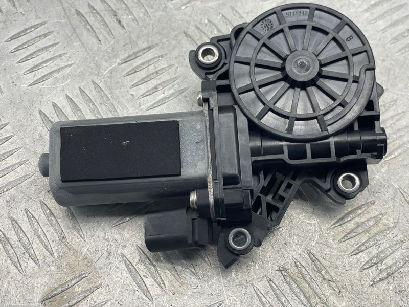 Привідний блок дверей правий 4F0837060 Audi A8 Audi A6, Audi A7, Audi A8, Audi Q7, Audi RS7, Audi S6, Audi S7, Audi S8, Audi SQ7