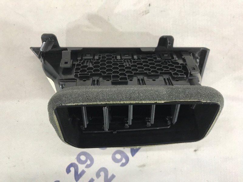 Дефлектор повітропроводу 17B819704 Volkswagen Jetta