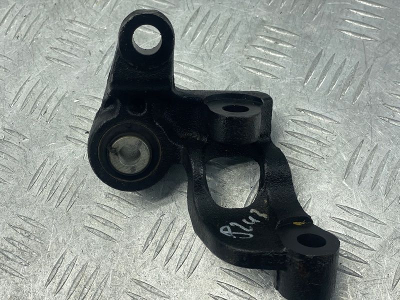 Кронштейн опоры двигателя DG936P093B Ford Fusion