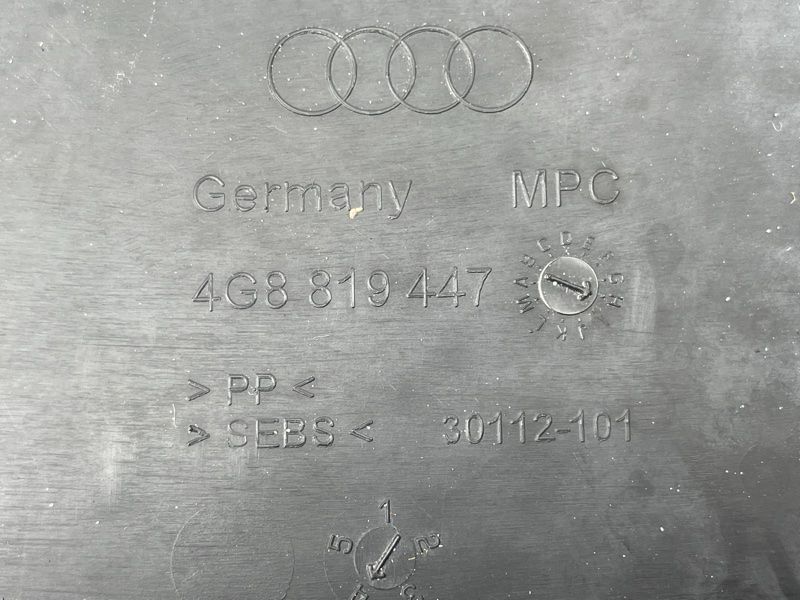 Водовідвідний щиток Audi A6