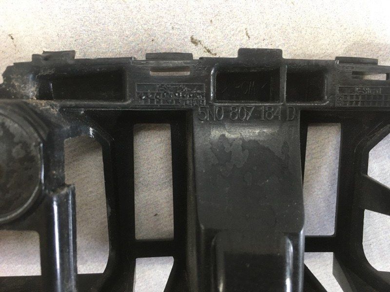 Направляюча переднього бампера 5N0807184D Volkswagen Tiguan