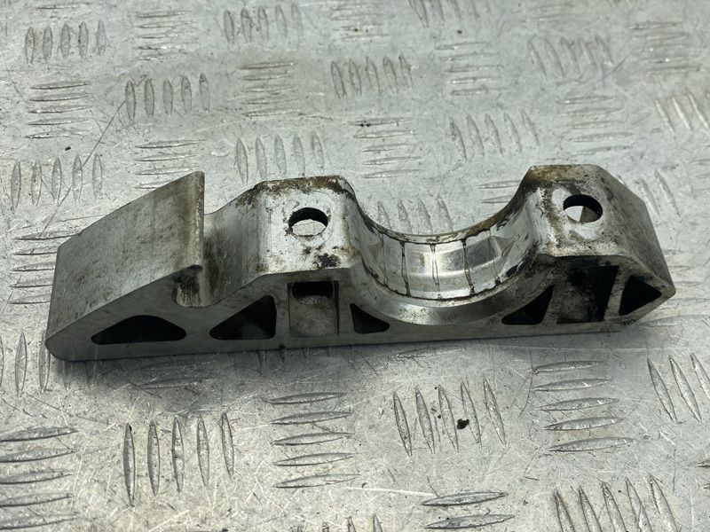 Кронштейн стабилизатора подвески 7L0411063B Audi Q7