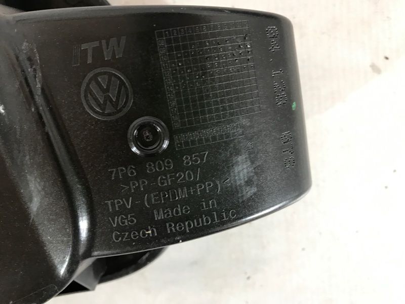 Корпус лючка крышки топливного бака в зборе 7P6809857A Volkswagen Touareg