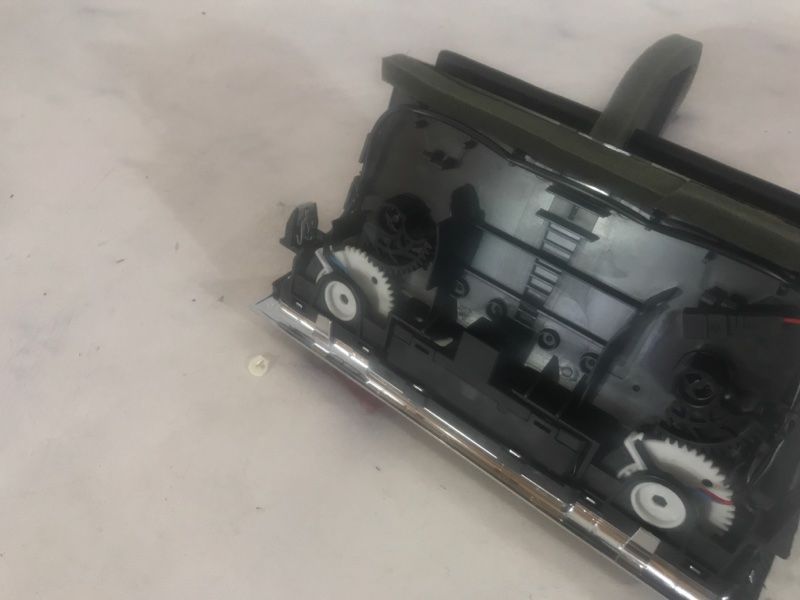 Дефлектор повітропроводу центральний 4L0820951P3Q7 Audi Q7
