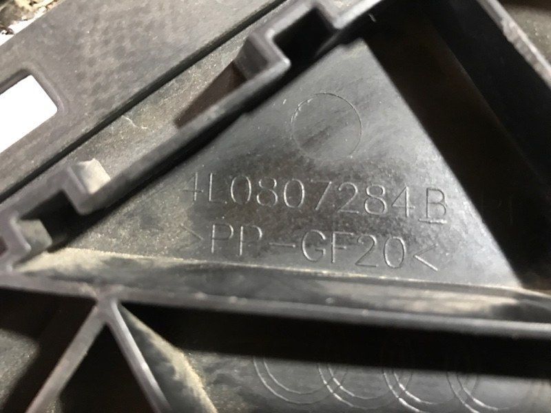 Направляюча переднього бампера 4L0807284B Audi Q7