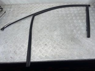 Направляющая стекла двери 4M0837431B Audi Q7