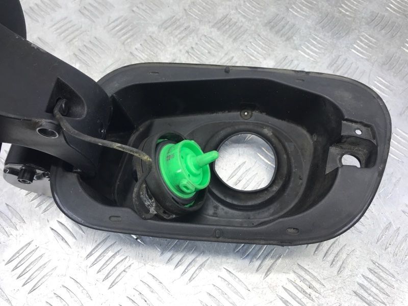 Корпус лючка кришки паливного бака в зборі 7P6809857A Volkswagen Touareg