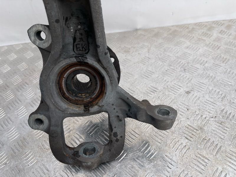 Поворотний кулак / цапфа з підшипником 7P6407245A Audi Q7