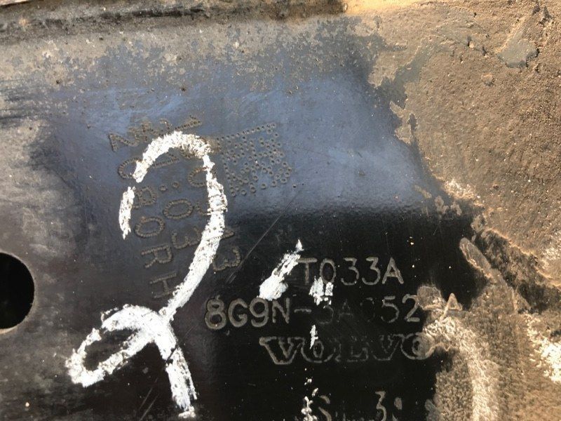 Важіль передньої підвіски нижній 8G9N3A052A Volvo XC60