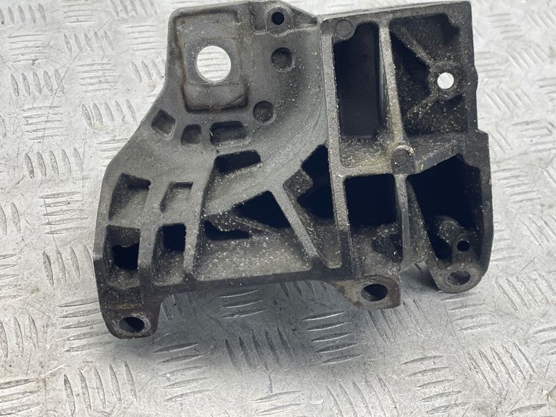 Кронштейн двигуна 6G926P096DD Volvo XC60