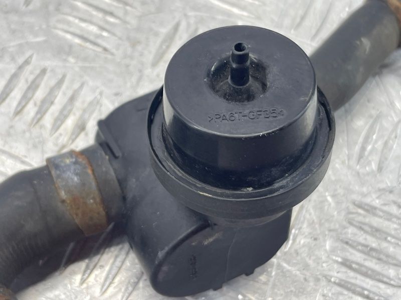 Шланг ОЖ с клапаном 7P0122049B Volkswagen Touareg