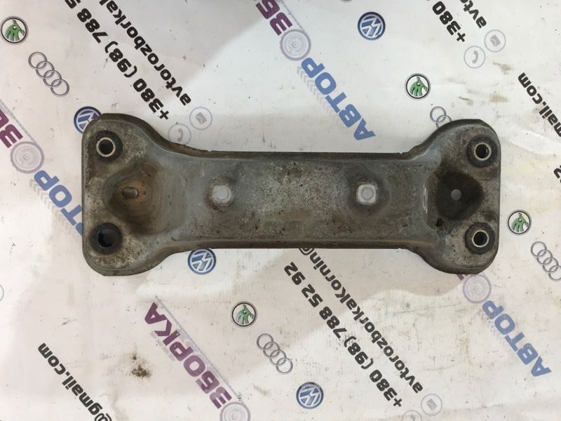 Кронштейн опора вала 30759174 Volvo XC60